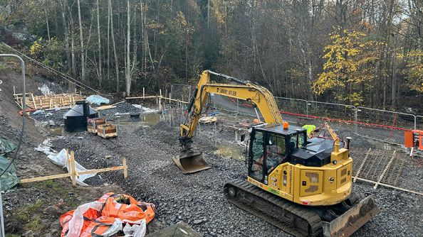 Garasjen i bunnen av bakken.