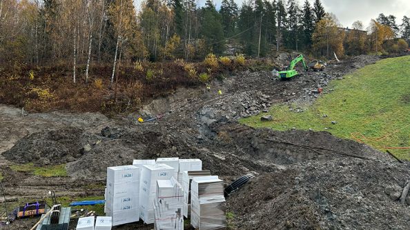 Gravearbeid med gravemaskin i bakken.