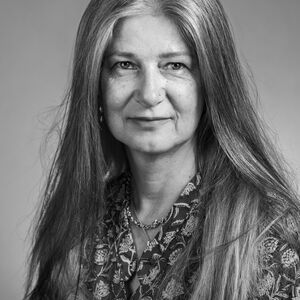 Julie Skarland, portrett