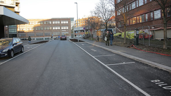 mot Ensjøveien er det tre bildelingsplasser og tre HC-plasser