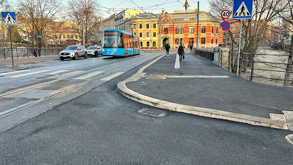Bredere fortau på Nybrua