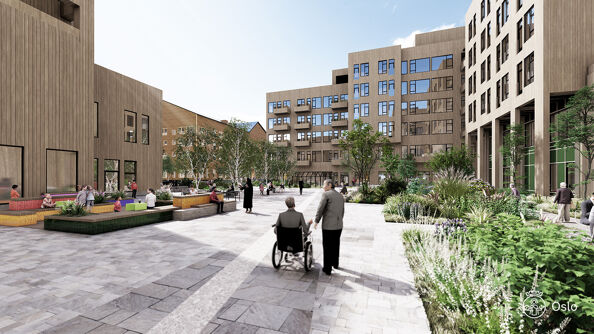 Mennesker på torv mellom bygg