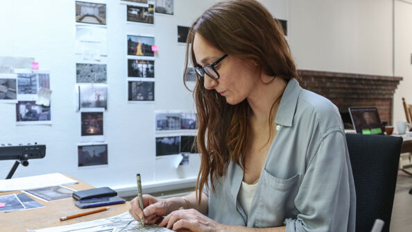 Videokunstner Sara Eliassen skal lage et videoverk til heissjakta på Skøyen stasjon. Foto: Joanna Eldredge Morrissey