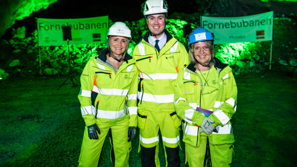Byråd for miljø og samferdsel i Oslo, Marit Vea (V), fylkesråd for samferdsel i Akershus, Håkon Snortheim (H) sammen med direktør for Fornebubanen, Irene Måsøval, under gjennomslagsarrangementet på Lysaker.