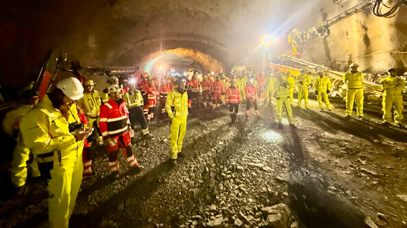 Rundt 80 personer fra Veidekke, Implenia og Fornebubanen deltok på markeringen