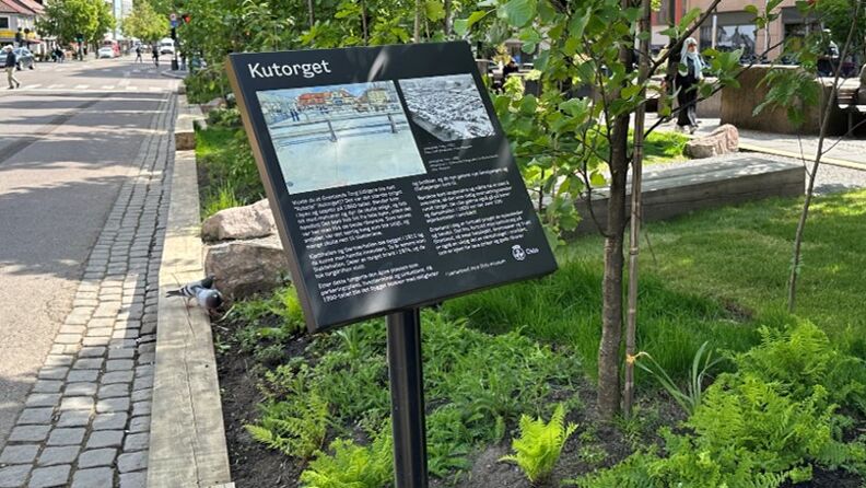 Historisk skilt med fortelling om kutorget på Grønland