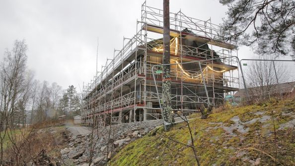 Nybygg med stillas rundt