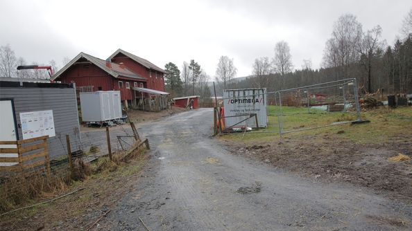 Grusvei som fører inn til anleggsområde