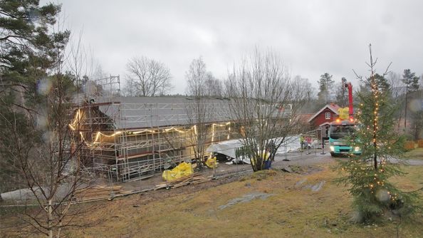Langt, lavt bygg under oppføring