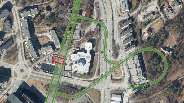 Rød markering vi ser sjakt ned til stasjonshall på Fornebuporten.