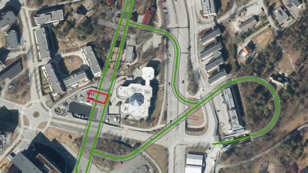 Rød markering vi ser sjakt ned til stasjonshall på Fornebuporten.