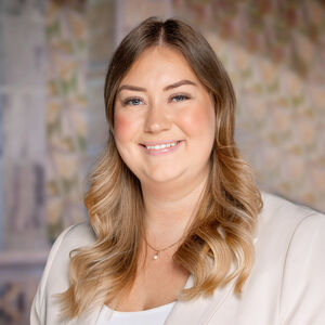 Ofstad, Julianne