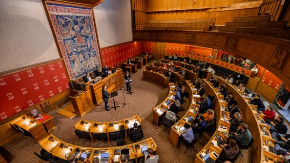 Bilde av bystyremøte i bystyresalen