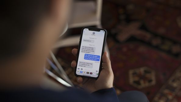 Noen mottar tekstmeldinger på en mobil