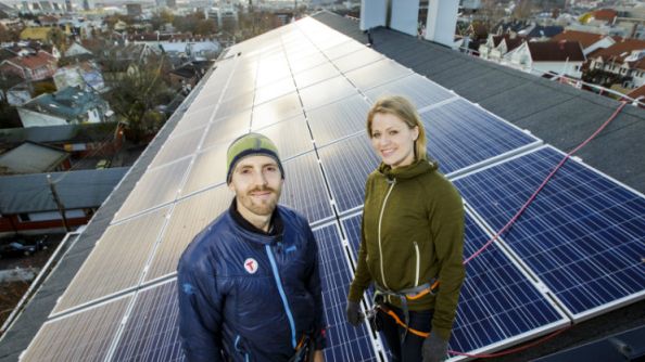 Lone Jessen og Per Lindberg har gjort Langgata 47 til Norges første borettslag med solceller. (Foto: Nyebilder.no)