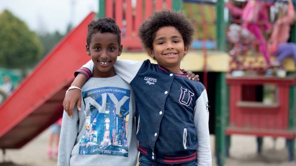 Bildet viser to gutter arm i arm