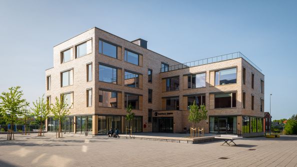 Trebygning med luftig uteplass.