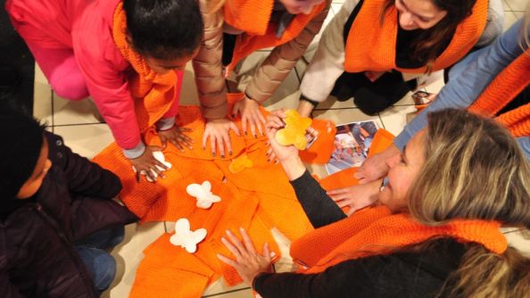 Bilde av mennesker med strikketøy