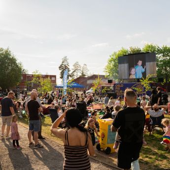 Mennesker ser på kino i en park