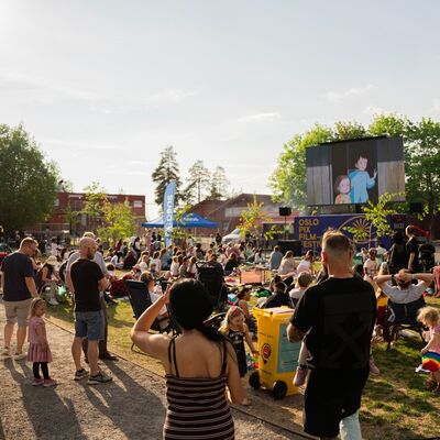Mennesker ser på kino i en park