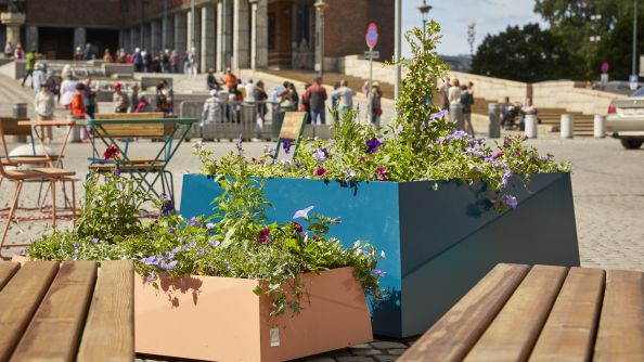 Blomsterkasser og sitteplasser på Fridtjof Nansens plass.