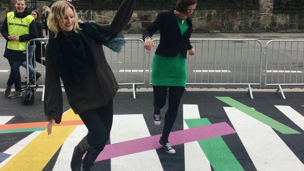 Gatekunstverket Shall we dance i Kongens gate sør