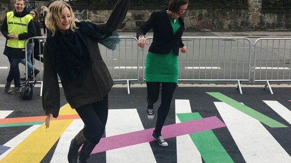 Gatekunstverket Shall we dance i Kongens gate sør