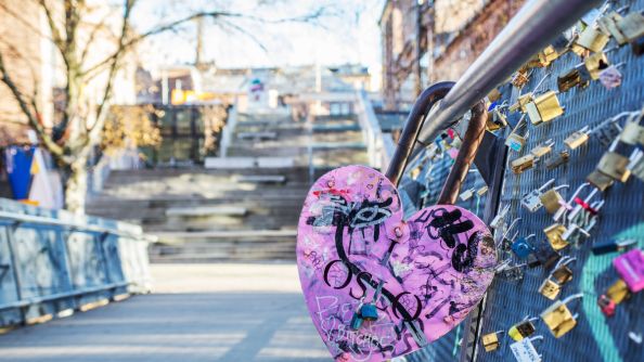 Nærbilde av hjertelås på bro ved Akerselva.