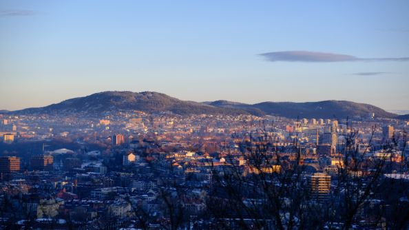 Utsikt utover oslo Ekebergåsen en vintermorgen.