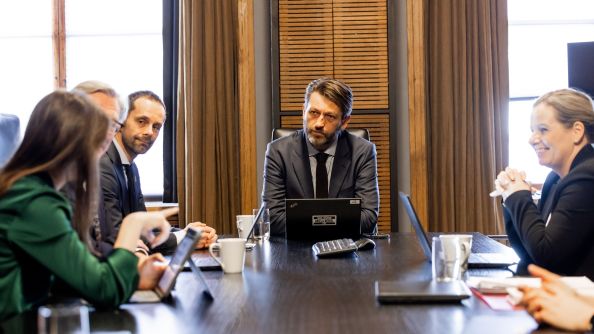 Byrådene sitter rundt bordet inne på byrådslederens møterom.