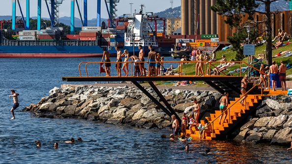 Oransje stupetårn med badegjester på Bekkelagsbadet