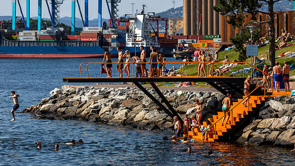 Oransje stupetårn med badegjester på Bekkelagsbadet