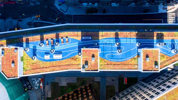 Flyfoto av takterrasse på høyblokk i barcodeområdet