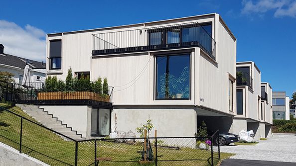 Toetasjes bygg med terrasse i andre etasje.