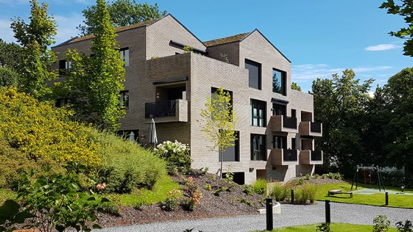 Grått murhus i fire etasjer