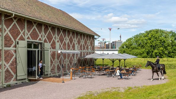 Gårdsbygg med ny fassade og uteservering