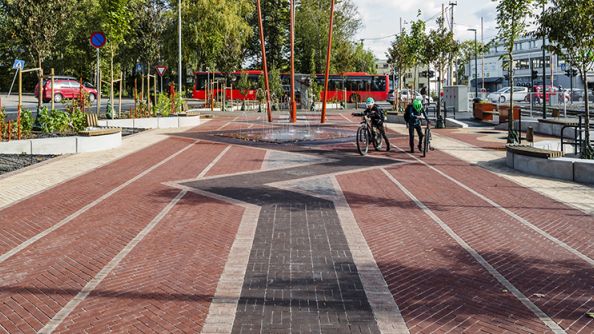 Gatebelegg med stein, og mønster i steinene.