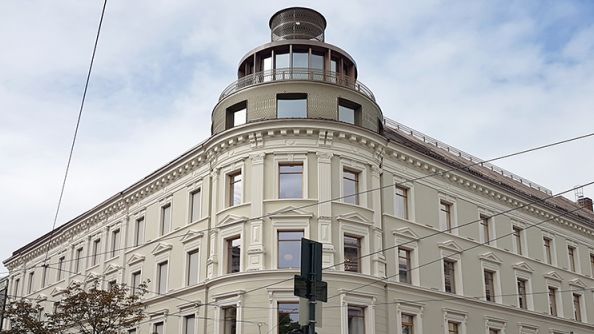 Eldre bygg/kvartal med påbygg på taket