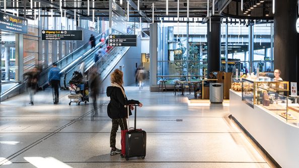 Interiør på Oslo bussterminal, med "avgangshall". Lys i taket, og serveringsdisk til høyre.