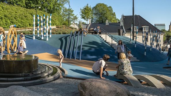 Barn som leker på lekeplass i Nedre Foss bypark