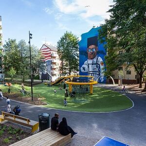 Tøyen fritidsområde er avbildet, med lekeplass og stort veggmaleri i bakgrunnen