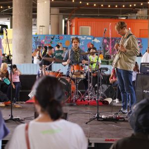 Bandmedlemmer på en scene gjør seg klare til å spille konsert under Olafiagangen på et arrangement.