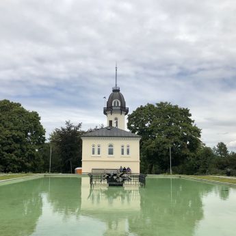 Tårnhuset i St. Hanshaugen park med vann i dammen
