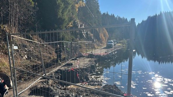 Veien som har rast med gjerde rundt