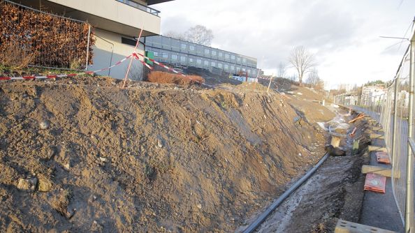 Det er lagt rør gjennom bakken