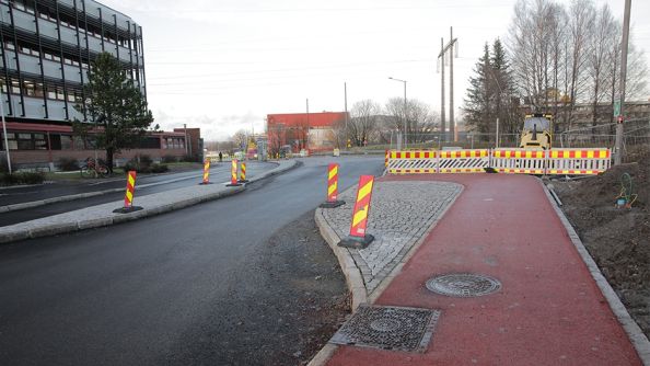Hovedarbeidene med broen har begynt. På bildet ser man at fortauet er sperret av og at arbeidet har begynt.
