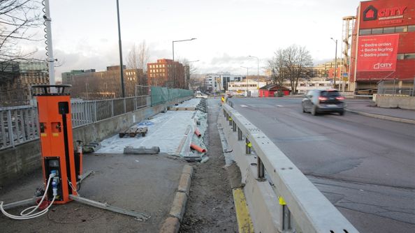 Det er blitt et tydelig systemskifte utenfor Ulvenveien 111. . Syklende føres over Ulvenveien og krysser Ulvensplitten på vestsiden av brua.