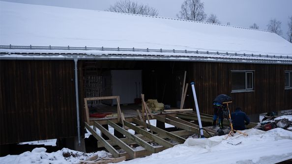 Det bygges inngangsparti som en låvebro til det nye bygget på Sørli besøksgård.