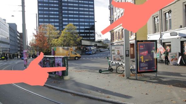 Holbergs plass med rød grafikk av to hender som peker på plassen