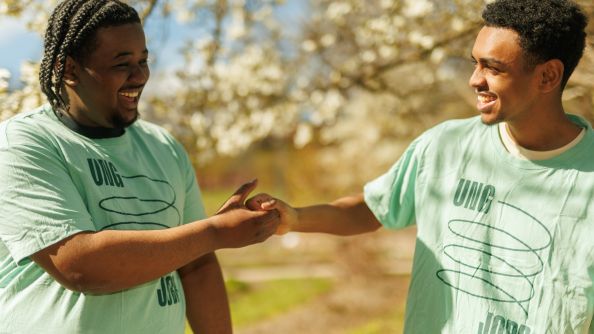 To ungdommer tar hverandre i hendene